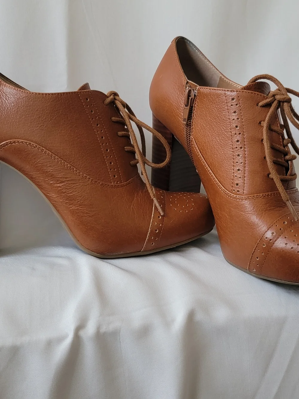Crown Vintage Tan Brown Lace-Up Heeled Oxfords